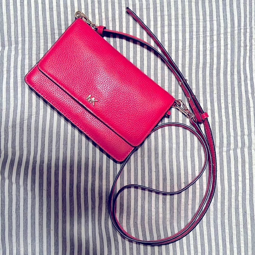 MICHAEL KORS LARGE PHONE Crossbody. Removable strap.iphone17 pro fits inside.